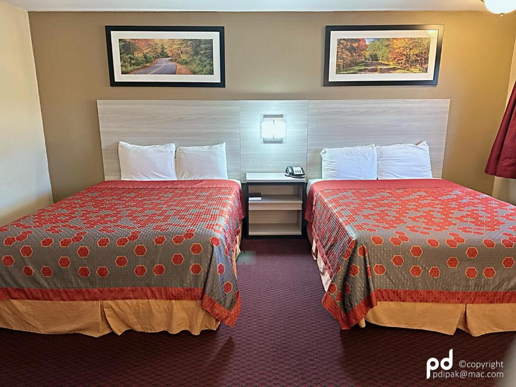 Postel nebo postele na pokoji v ubytování Travel Inn & Suites Flemington