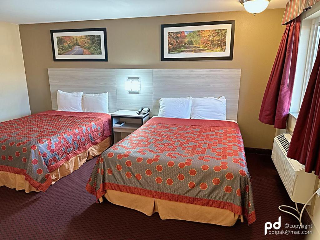 Postel nebo postele na pokoji v ubytování Travel Inn & Suites Flemington