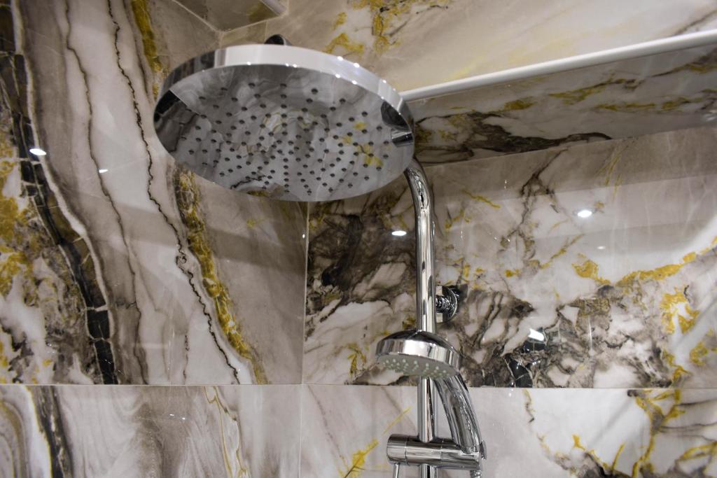 Un baño de Moet Apartment free private parking