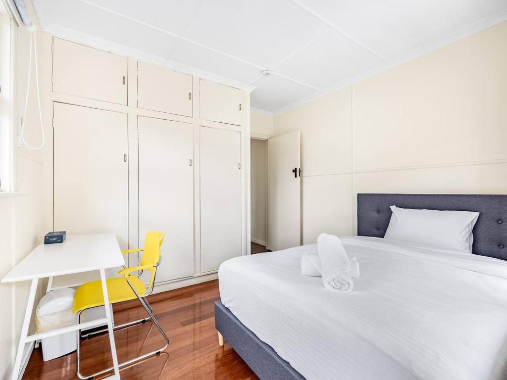 Postel nebo postele na pokoji v ubytování Walk to UQ Shops and Transit Great Value Studio