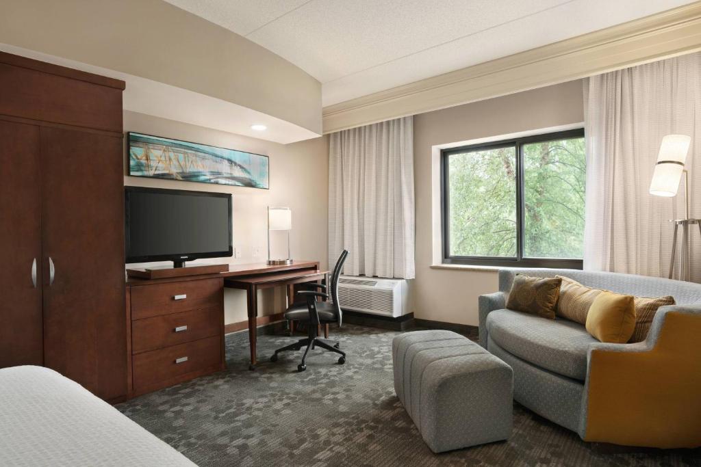 TV a/nebo společenská místnost v ubytování Courtyard by Marriott Middletown Goshen