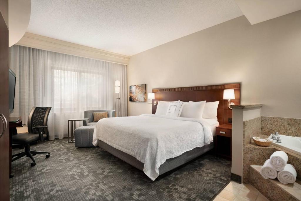 Postel nebo postele na pokoji v ubytování Courtyard by Marriott Middletown Goshen