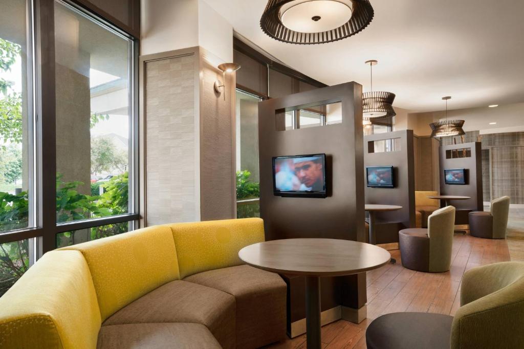 TV a/nebo společenská místnost v ubytování Courtyard by Marriott Middletown Goshen