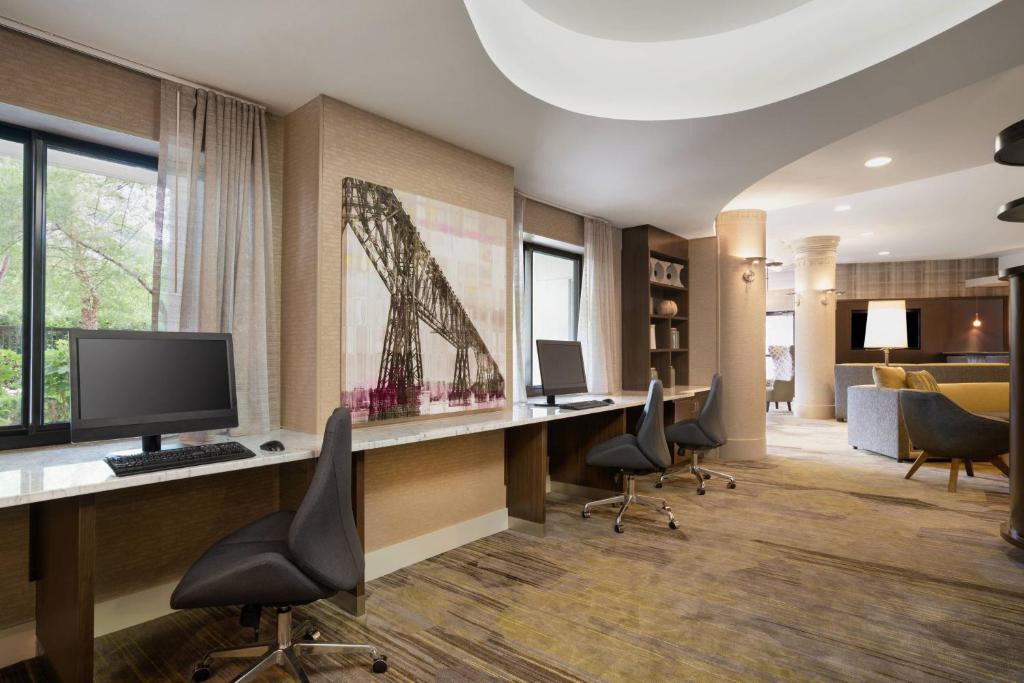 TV a/nebo společenská místnost v ubytování Courtyard by Marriott Middletown Goshen