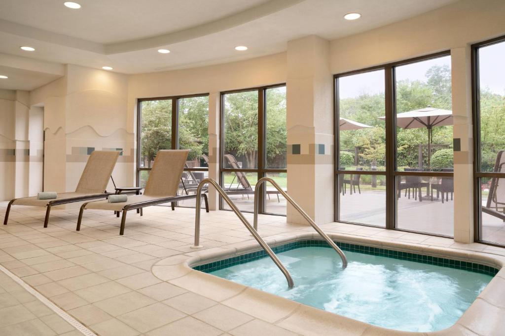 Bazén v ubytování Courtyard by Marriott Middletown Goshen nebo v jeho okolí
