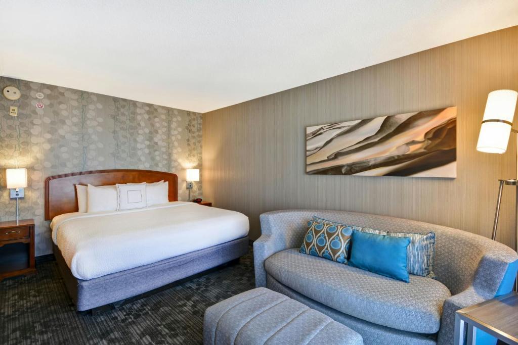 Courtyard by Marriott Springfield - Sala Rei Com Sofá -cama E Varanda