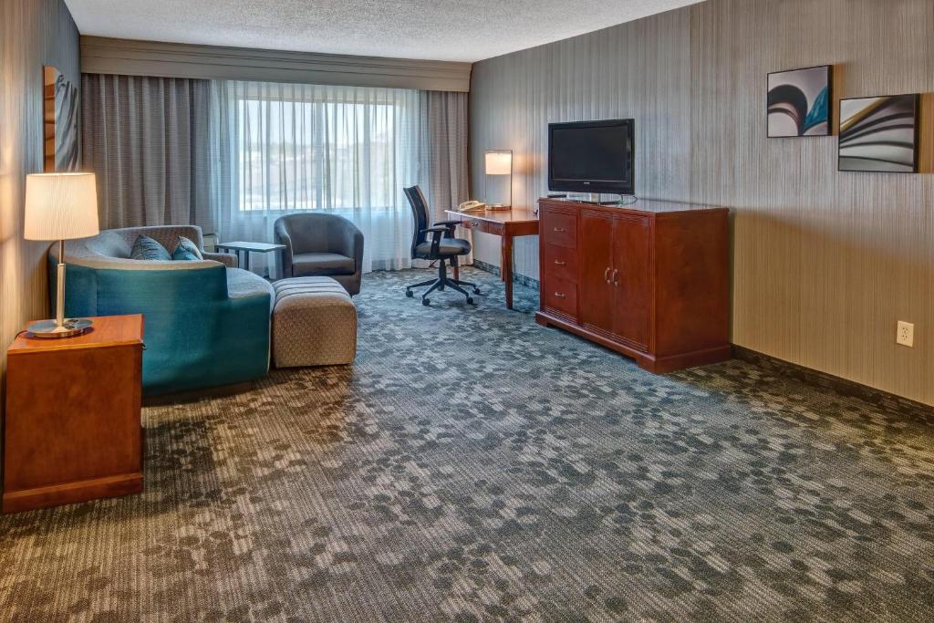 Courtyard by Marriott Springfield - Suíte Rei Com Sofá -cama