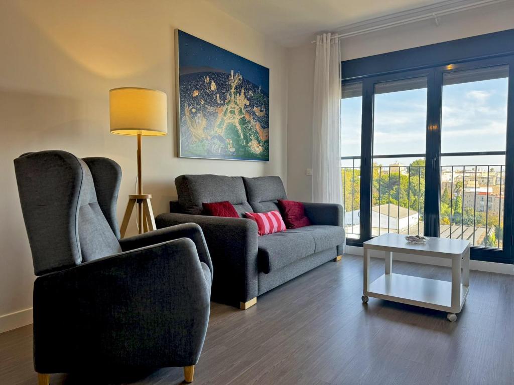 salon z kanapą, krzesłami i stołem w obiekcie Apartamento Alazán - Ole Solutions w mieście Jerez de la Frontera