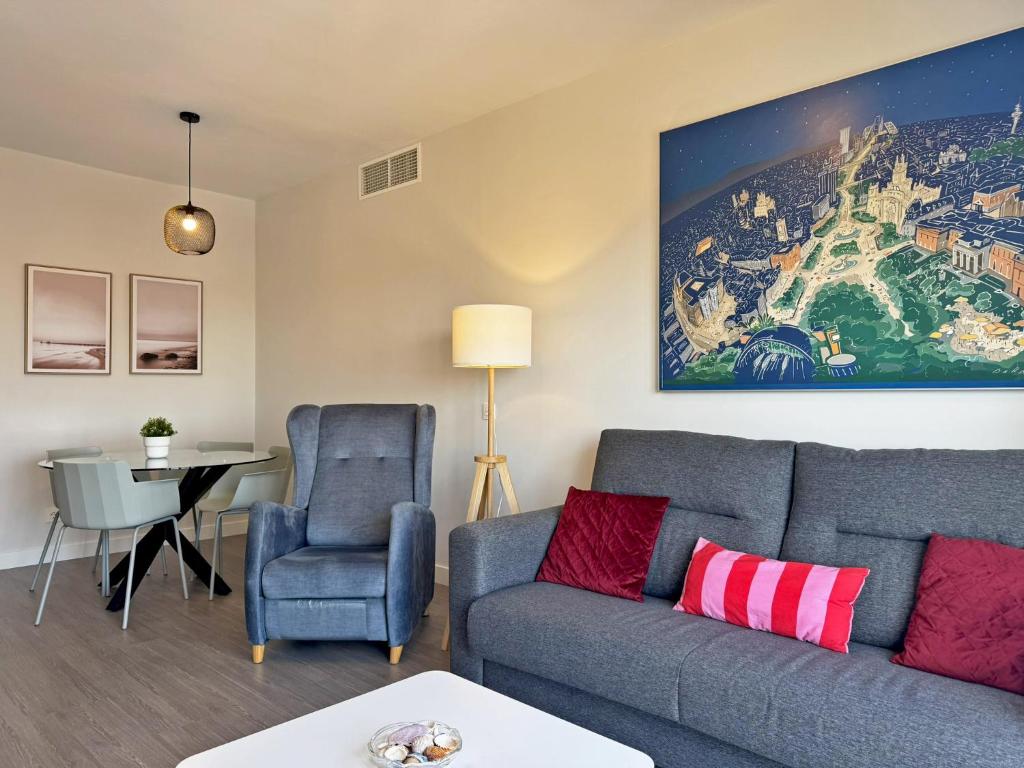 salon z kanapą i krzesłem w obiekcie Apartamento Alazán - Ole Solutions w mieście Jerez de la Frontera