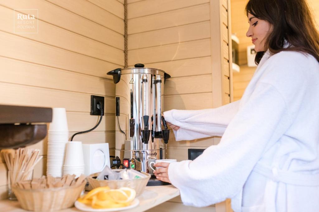 Příslušenství pro přípravu čaje a kávy v ubytování Ruta Resort Polyana