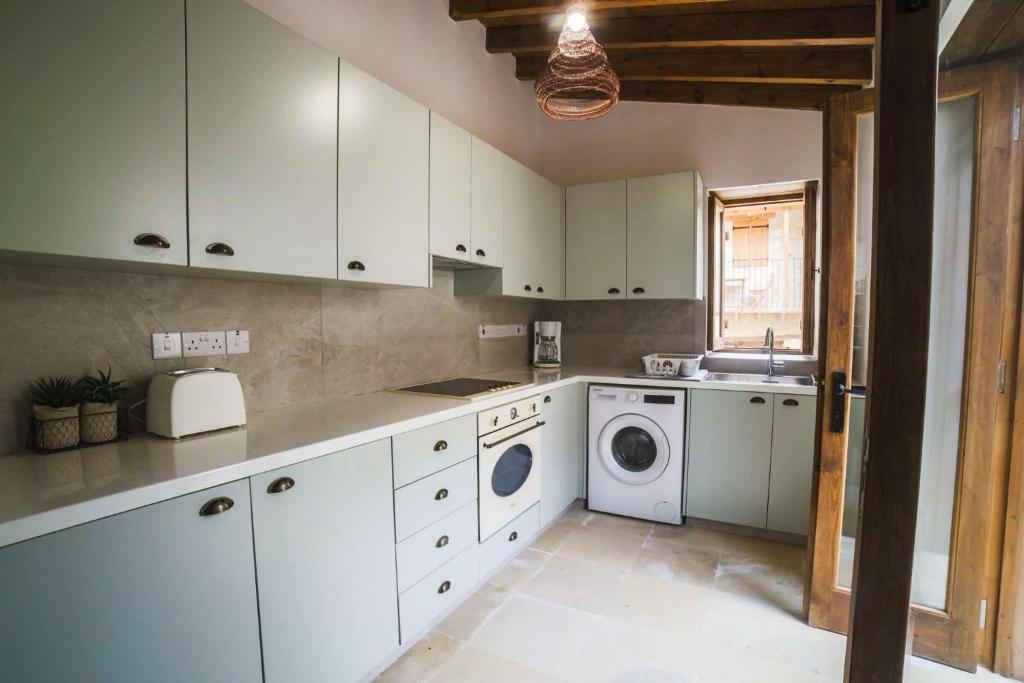 Kuchyň nebo kuchyňský kout v ubytování Eftychia's House