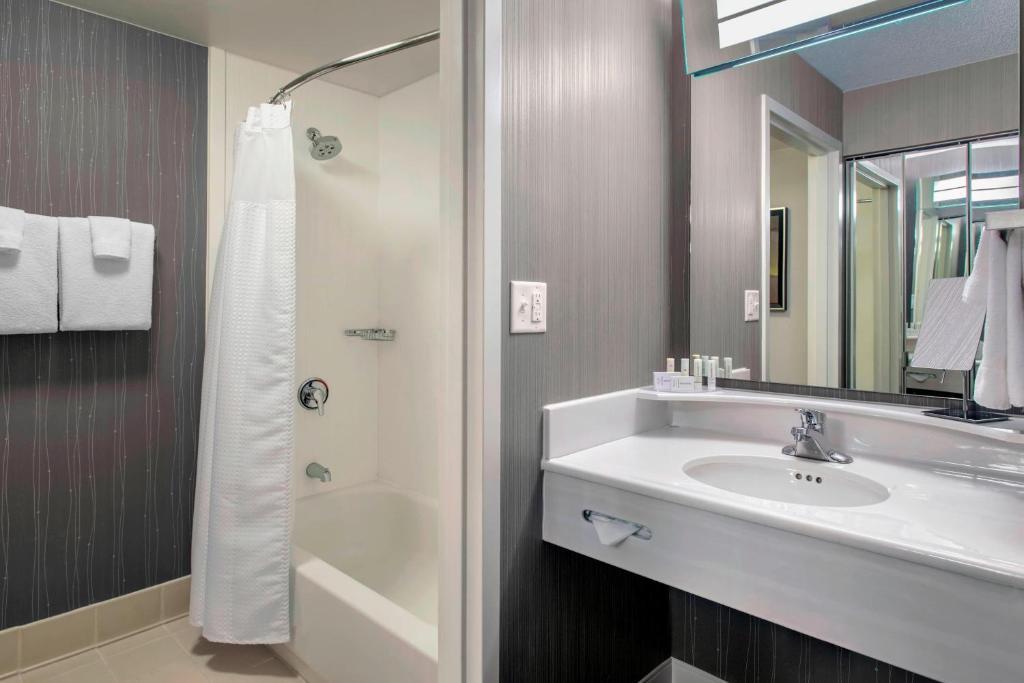 Koupelna v ubytování Courtyard by Marriott Basking Ridge