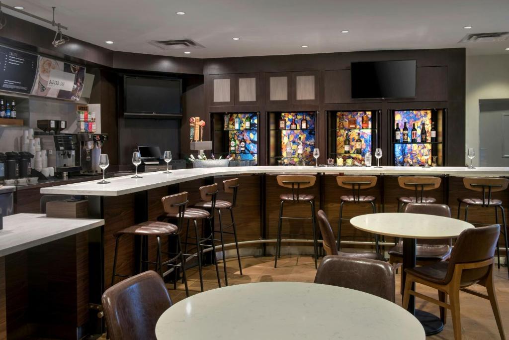 Lounge nebo bar v ubytování Courtyard by Marriott Basking Ridge
