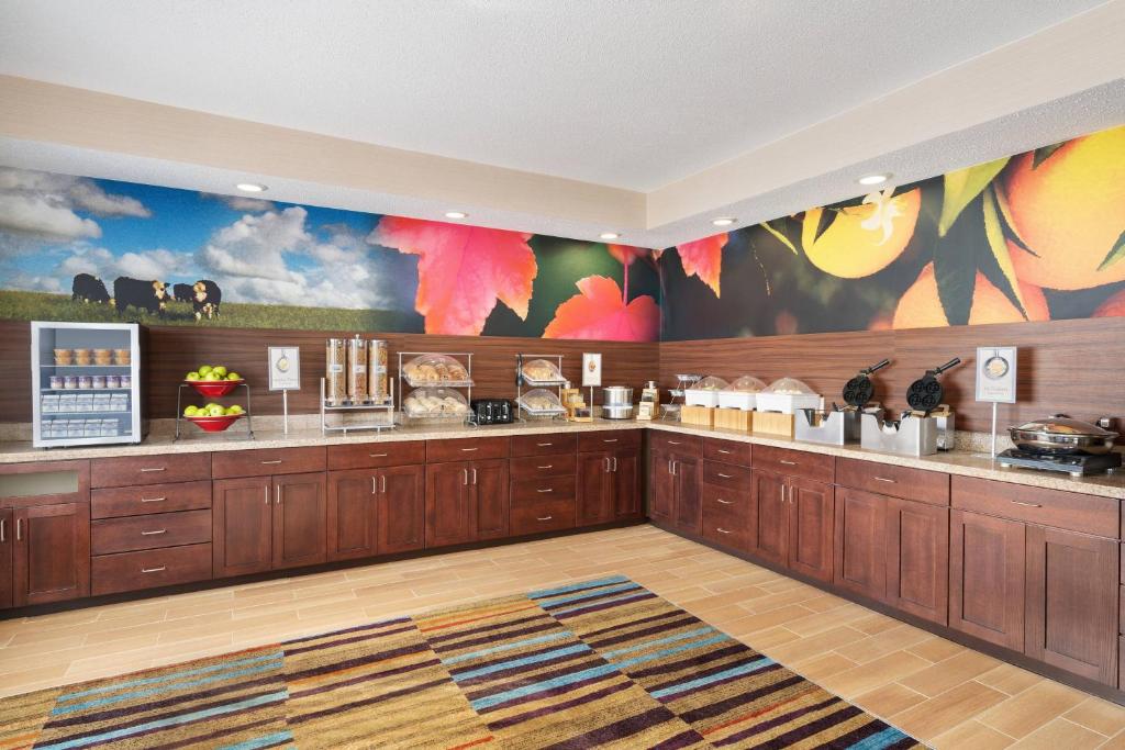 Příslušenství pro přípravu čaje a kávy v ubytování Fairfield Inn by Marriott Deptford