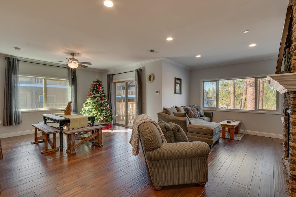 サウス・レイクタホにある3987 - Upscale Townhouse Walk to Heavenly, Casino and Beachのリビングルーム(クリスマスツリー付)