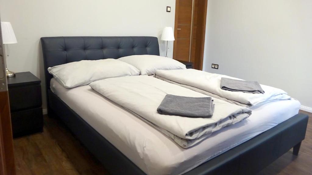 Postel nebo postele na pokoji v ubytování Corvin Point Rooms and Apartments