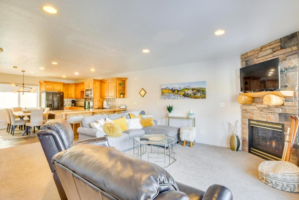 ein Wohnzimmer mit Couch und Kamin in der Unterkunft 6 Mi to Powder Mtn with Shuttle Cozy Eden Condo! in Eden