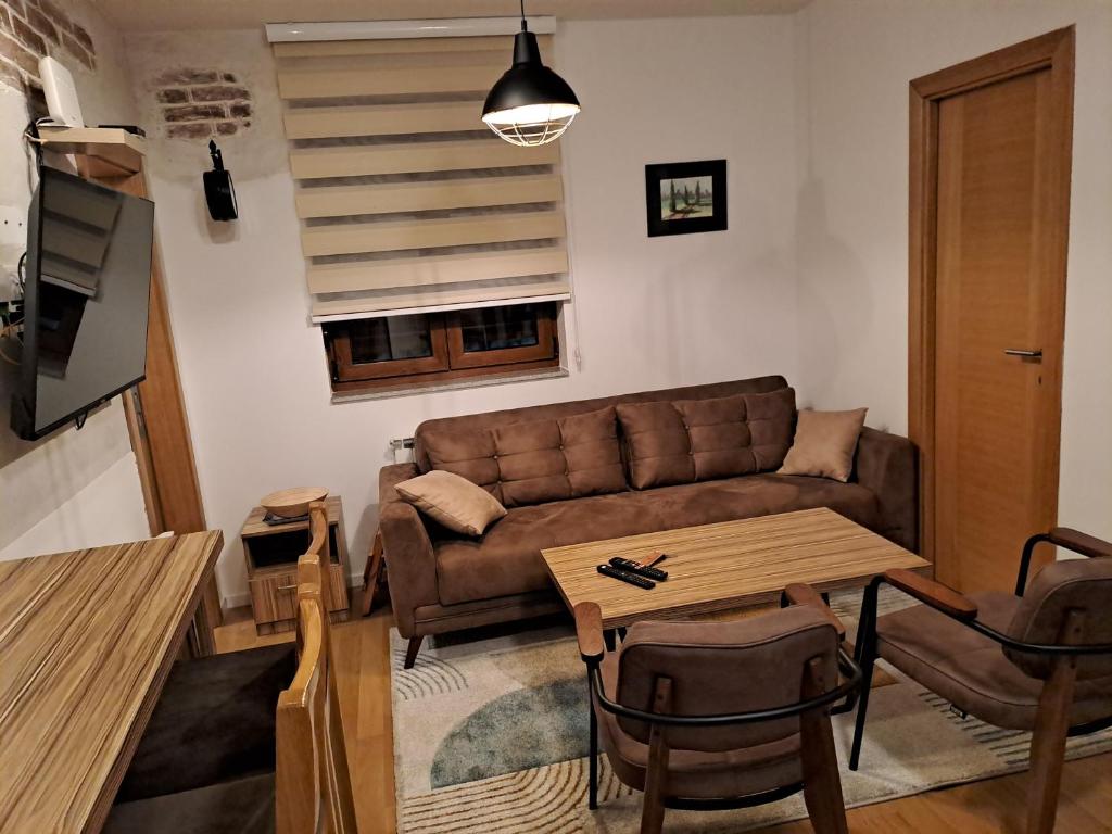 a living room with a couch and a table at Apartman Moj mir Jahorina in Jahorina