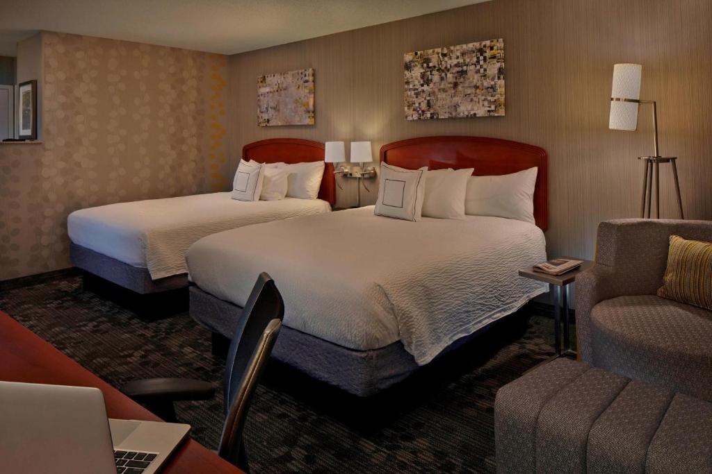 Postel nebo postele na pokoji v ubytování Courtyard by Marriott Providence Warwick