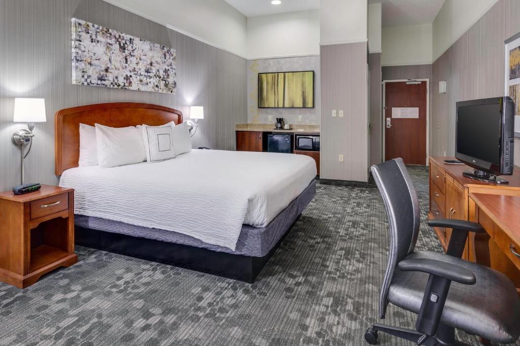 Postel nebo postele na pokoji v ubytování Courtyard by Marriott Providence Warwick