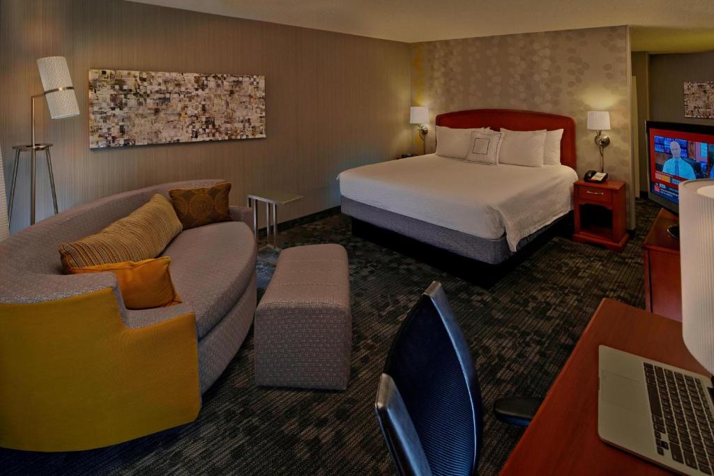 TV a/nebo společenská místnost v ubytování Courtyard by Marriott Providence Warwick