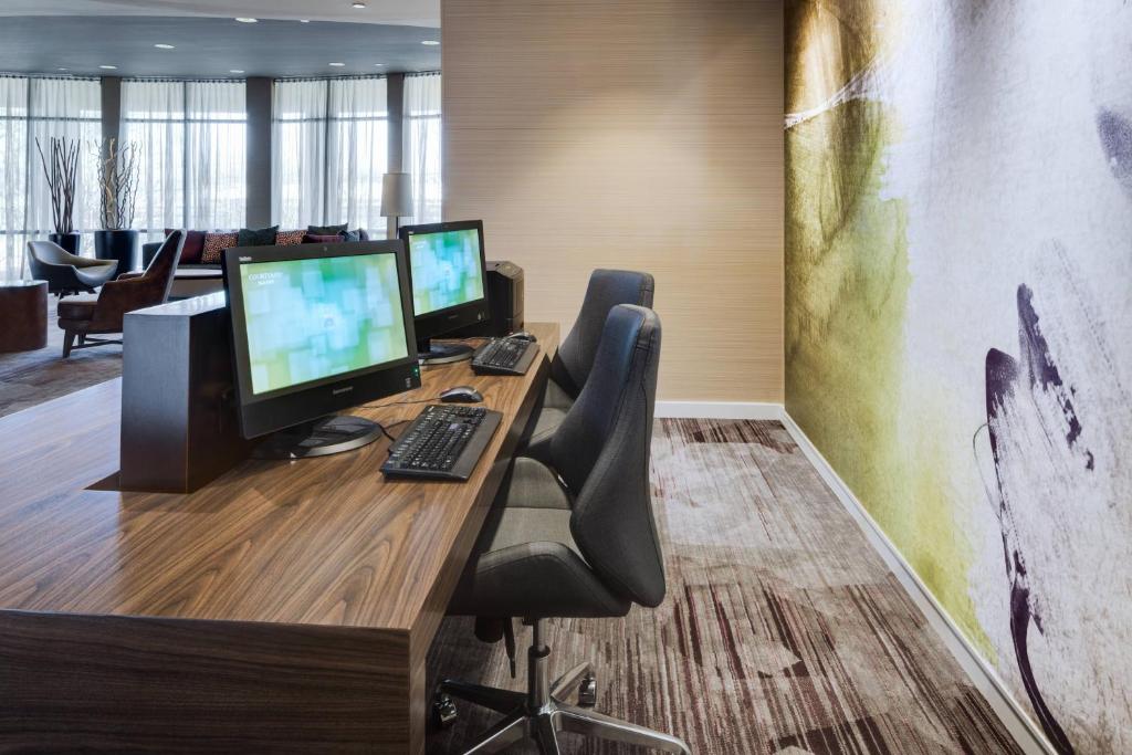TV a/nebo společenská místnost v ubytování Courtyard by Marriott Providence Warwick