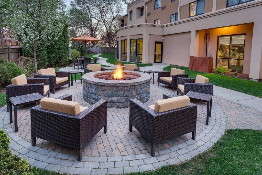 Posezení v ubytování Courtyard by Marriott Providence Warwick