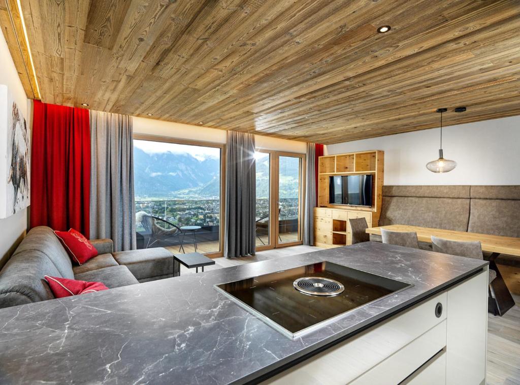 TV a/nebo společenská místnost v ubytování Sporerhof Dolomitenlogen
