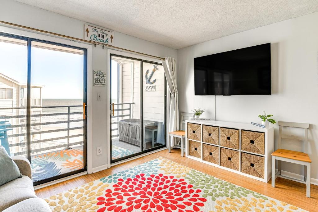Cozy Beachfront Condo w/ WiFi, Views & Pool Access, Myrtle Beach, SC