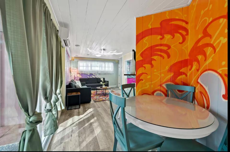 Posezení v ubytování Modern Bright Escape Mins Beach, Pool, Hot Tub