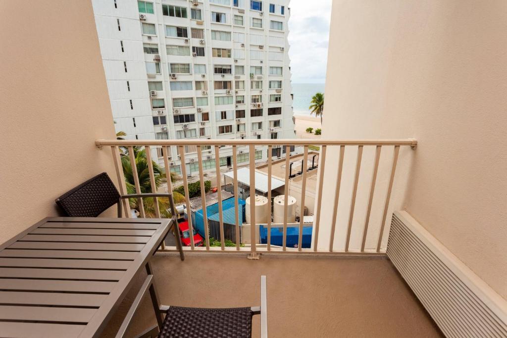 Balkón nebo terasa v ubytování Courtyard by Marriott Isla Verde Beach Resort