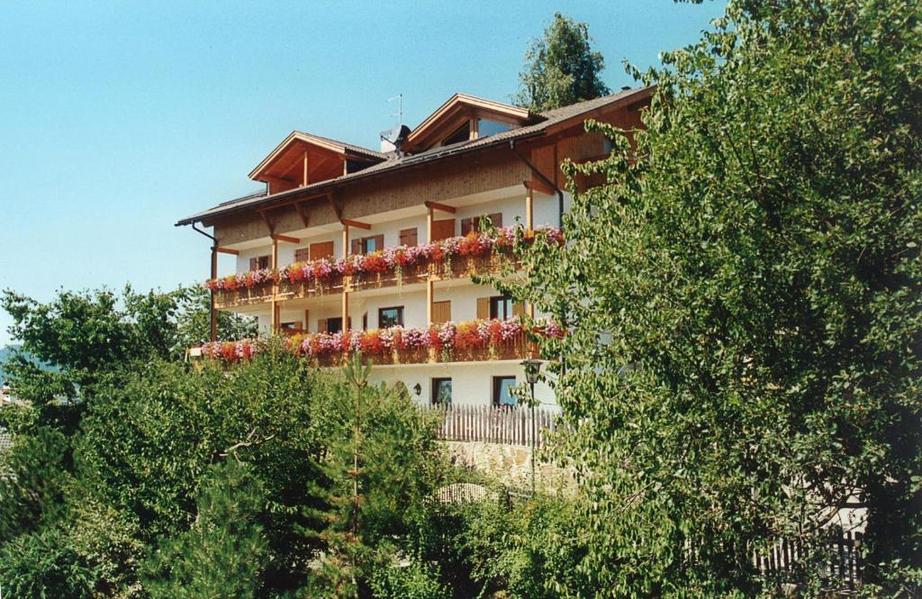 a building with flowers on the side of it at Apartements Mitterstill in Völs am Schlern