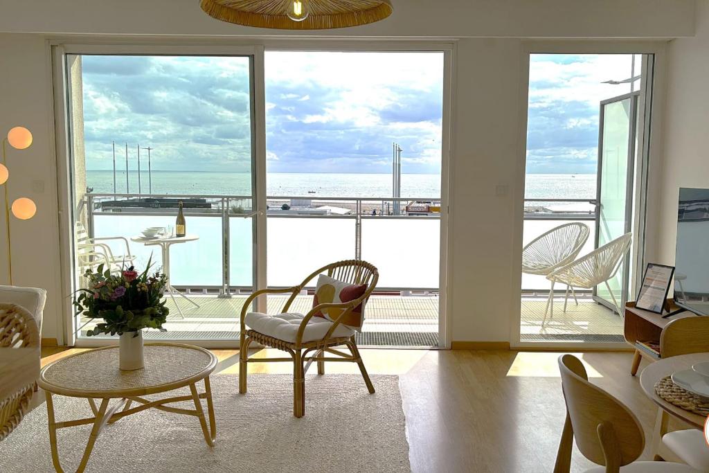 un salon avec vue sur l'océan dans l'établissement Le French Riviera - Vue Mer - Terrasse - Parking, au Havre