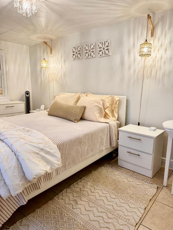 Postel nebo postele na pokoji v ubytování PRIVATE Cozy Guest Suite Near Hard Rock Guitar