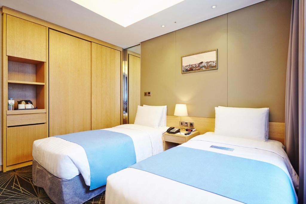 Postel nebo postele na pokoji v ubytování Days Hotel by Wyndham Seoul Myeongdong