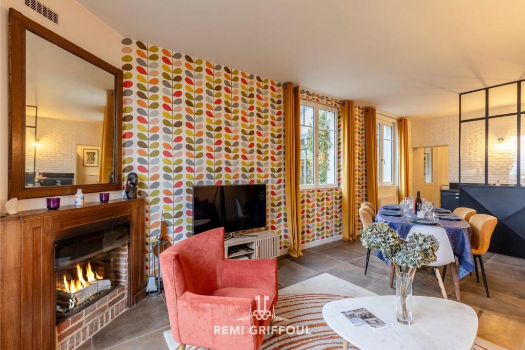 un salon avec une cheminée et une télévision dans l'établissement La Véranda Enchantée 4 - Garden - Fireplace - City Center - 6P, à Honfleur