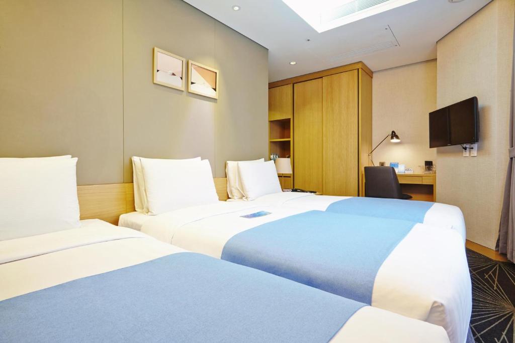 Postel nebo postele na pokoji v ubytování Days Hotel by Wyndham Seoul Myeongdong
