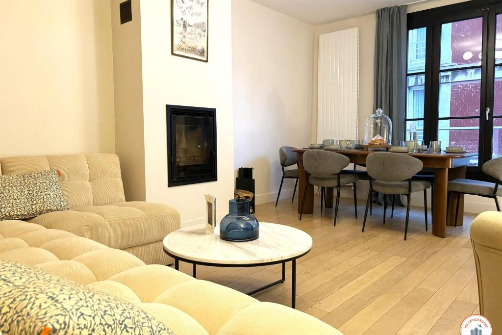 un salon avec un canapé et une table dans l'établissement Les Bains de Trouville - Standing - Hypercentre, à Trouville-sur-Mer