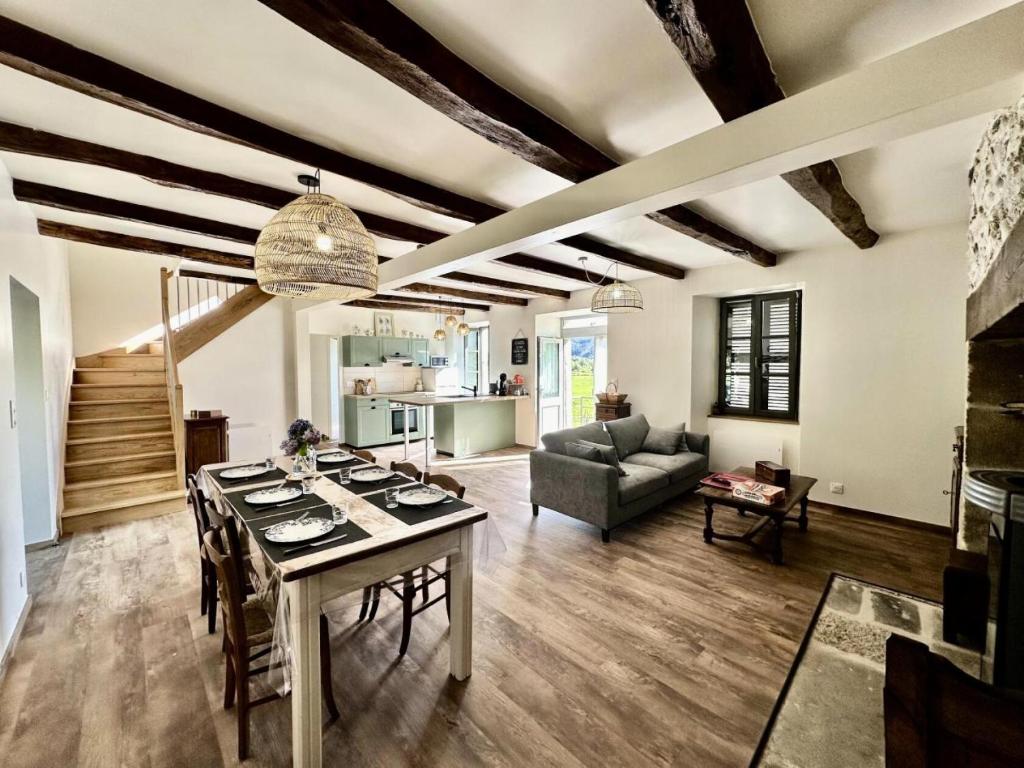 a living room with a table and a couch at Gîte de France Chez le bassot 3 épis - Gîte de France 6 personnes MAE-1461 in Monceaux-sur-Dordogne