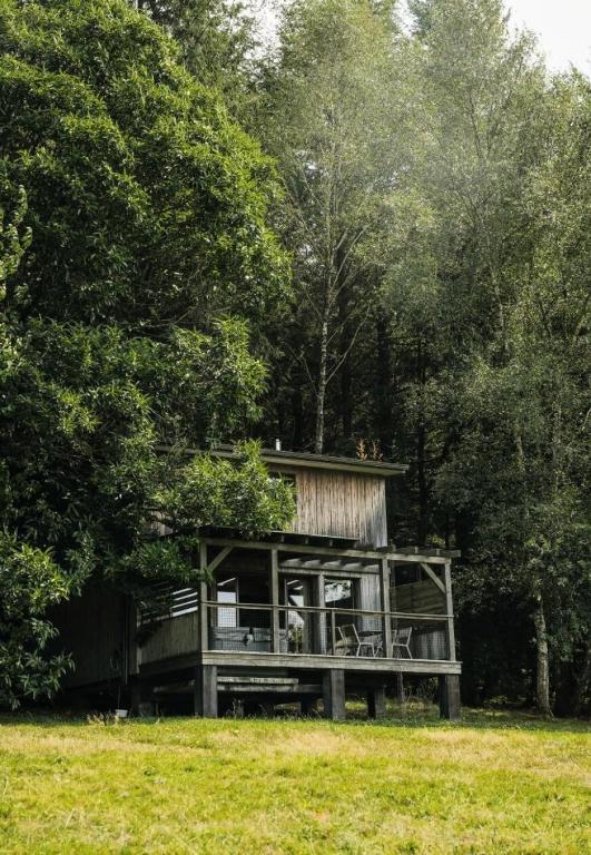 une cabane dans les arbres au milieu d'un champ dans l'établissement Gîte de France Armand 4 épis - Gîte de France 4 personnes MAE-1511, à Palazinges