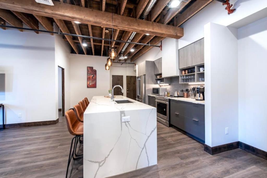 Η κουζίνα ή μικρή κουζίνα στο Historic Downtown Loft with King Bed and Wifi
