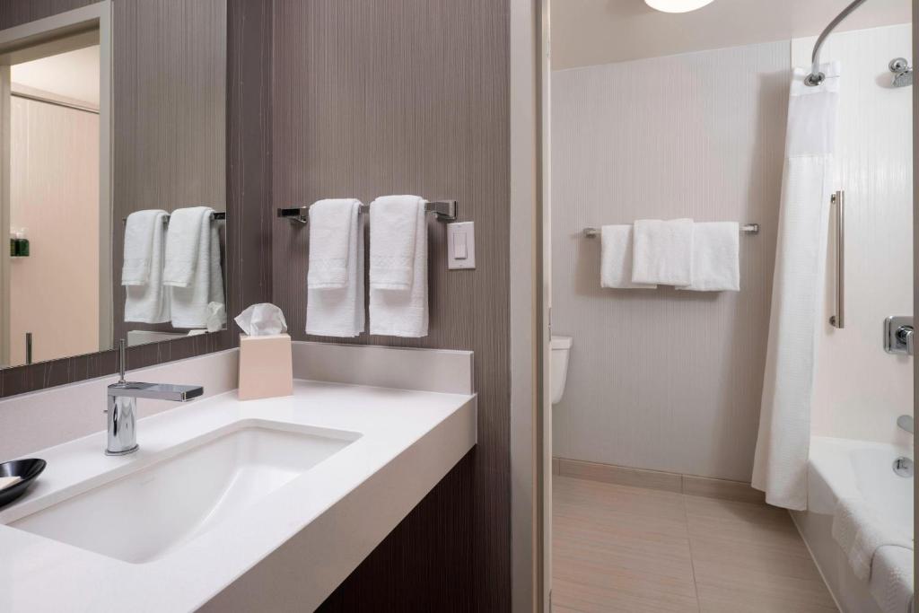 Koupelna v ubytování Courtyard by Marriott Phoenix Mesa