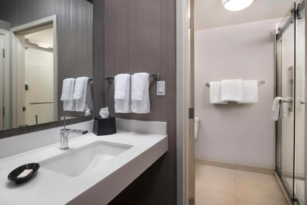 Koupelna v ubytování Courtyard by Marriott Phoenix Mesa