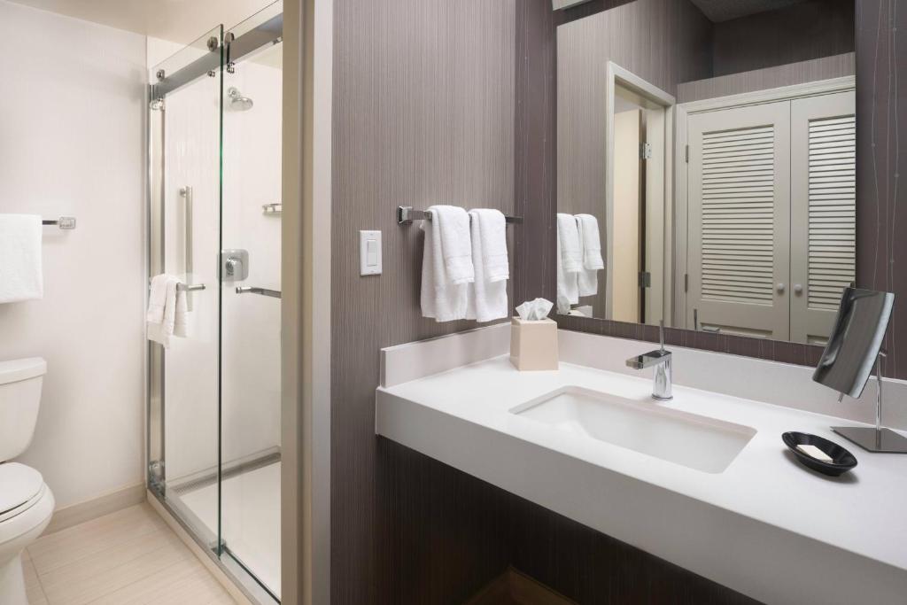 Koupelna v ubytování Courtyard by Marriott Phoenix Mesa