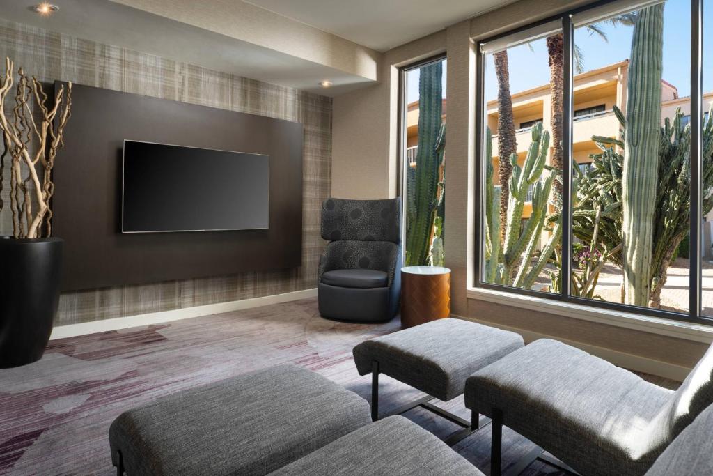 TV a/nebo společenská místnost v ubytování Courtyard by Marriott Phoenix Mesa