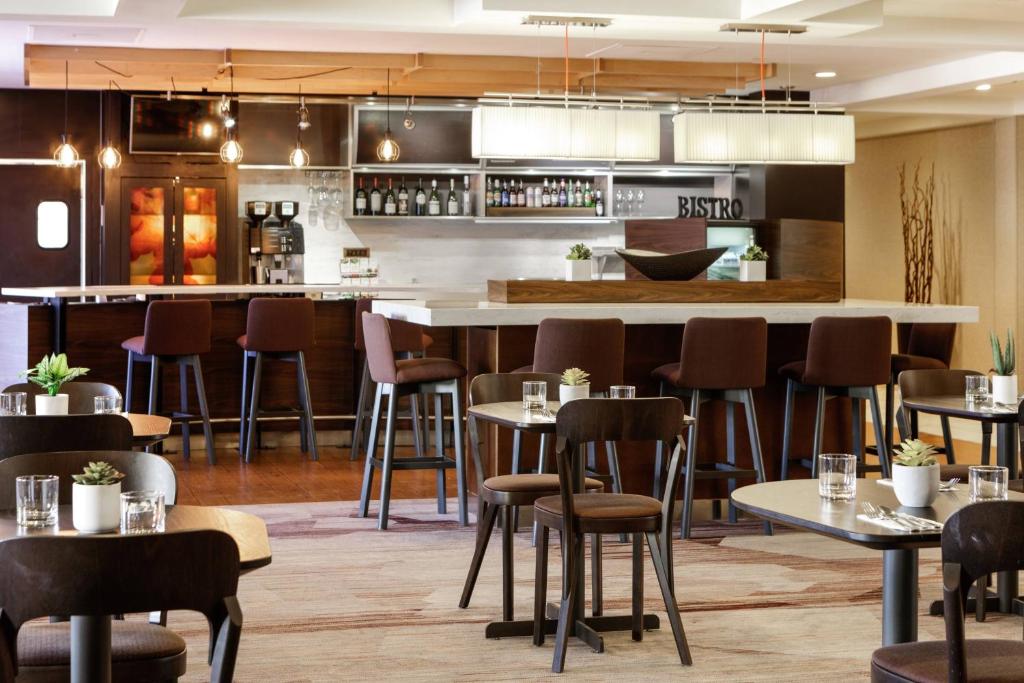 Restoran atau tempat lain untuk makan di Courtyard Harrisonburg