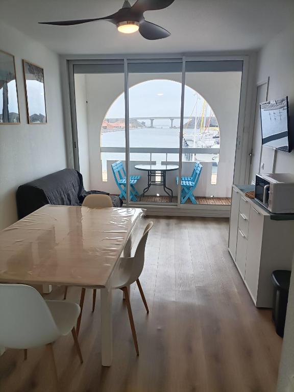 Kuchyň nebo kuchyňský kout v ubytování T2 cabine avec très belle vue sur le port de plaisance