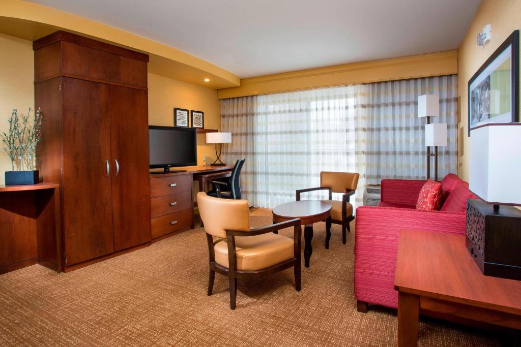 Posezení v ubytování Courtyard by Marriott Peoria