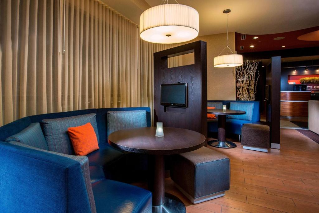 Posezení v ubytování Courtyard by Marriott Peoria