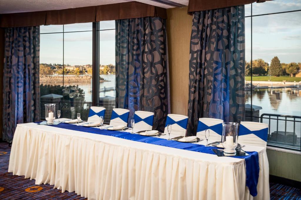 Výhled na řeku, která protéká v blízkosti hotelu